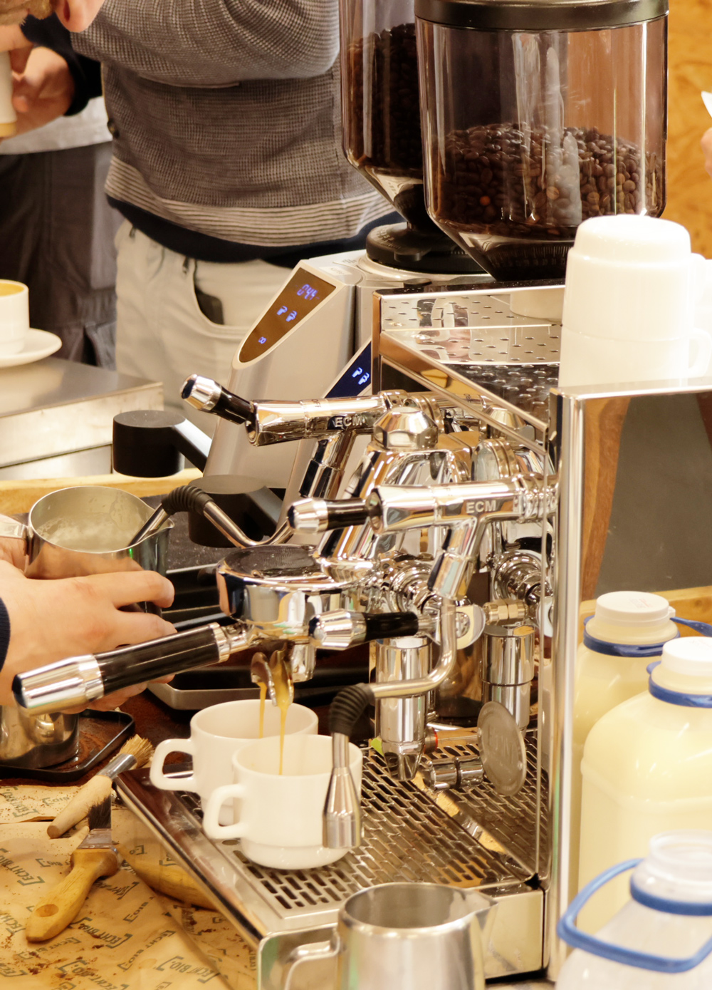 Personen bereiten Kaffeegetränke zu Personen bereiten Kaffeegetränke zu