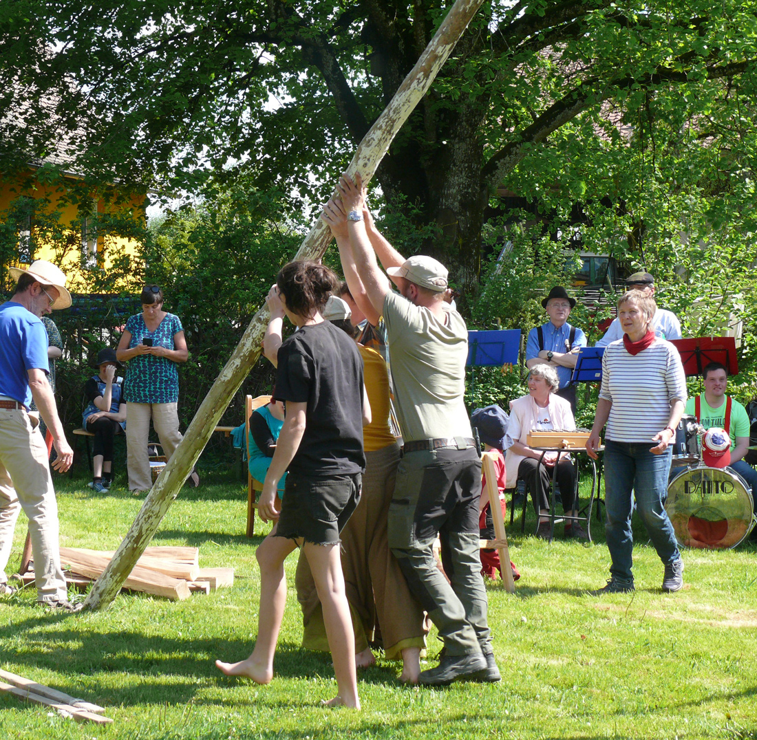 Männer stellen den Maibaum auf