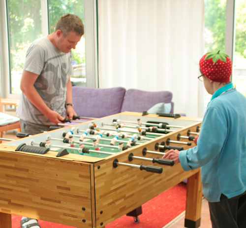 zwei Personen am Kicker